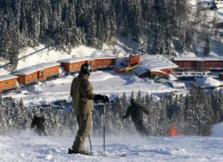 Goście mogą korzystać ze świetnie przygotowanych tras narciarskich