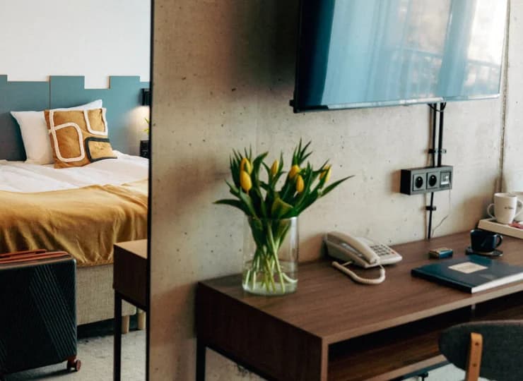 W pokoju jest czajnik, minibar, smart TV, wifi, ręczniki