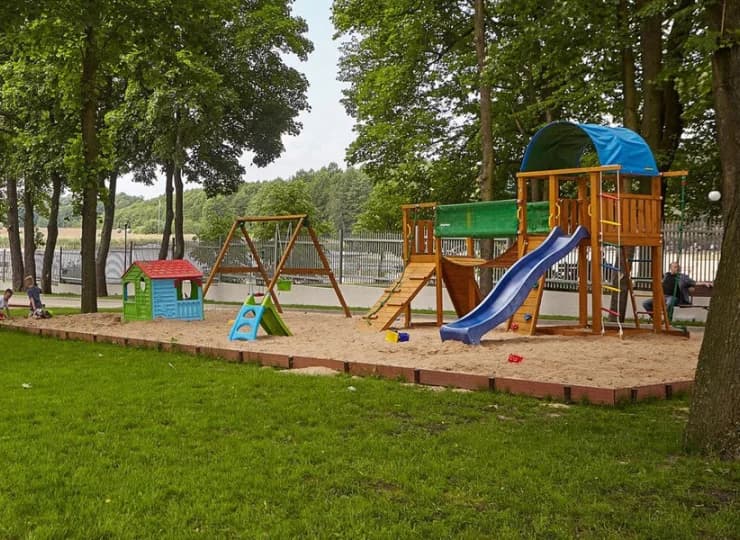 Przy obiekcie znajduje się plac zabaw dla dzieci