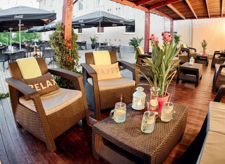 Duży ogród i patio pozwalają cieszyć się posiłkiem na świeżym powietrzu
