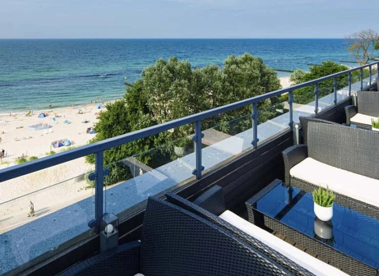 Hotel jest oddzielony od morza tylko promenadą i piaszczystą plażą