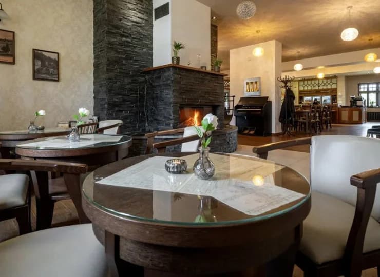 W hotelu mieści się przyjemna kawiarnia z kominkiem
