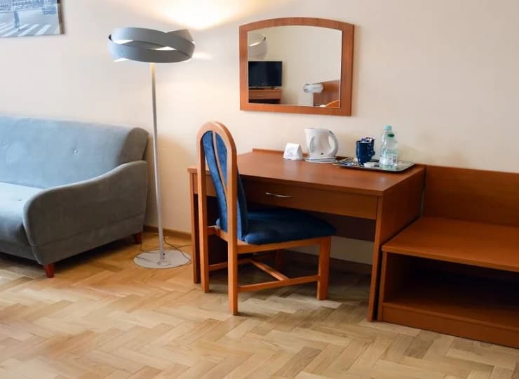 Jest też stolik kawowy i miejsce do pracy