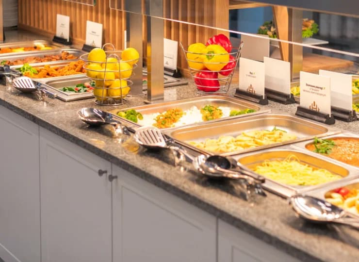 W resorcie mieści się restauracja, kawiarnia, bistro i słodki kącik