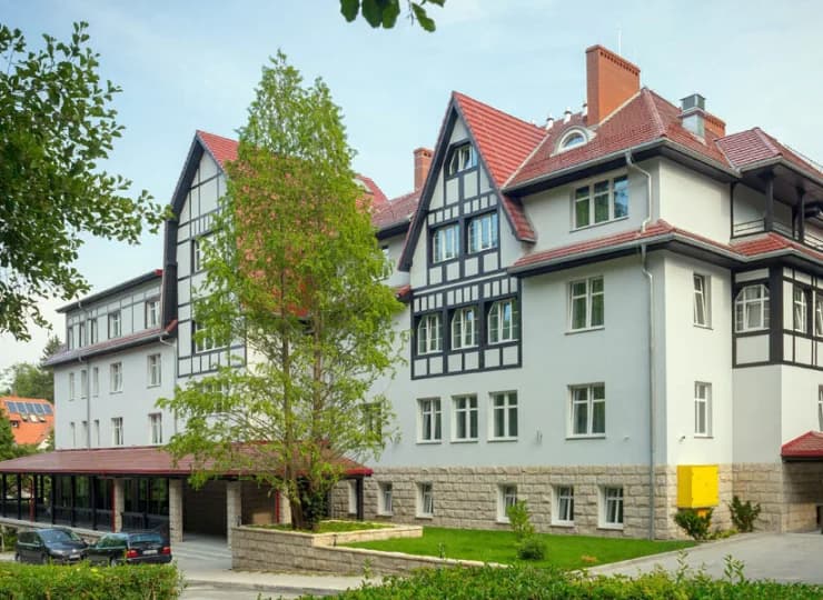 Tylko 300 m dzieli obiekt od pijalni wód mineralnych w Polanicy