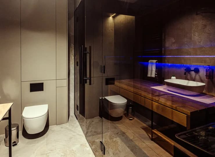 W łazience większego apartamentu jest sauna