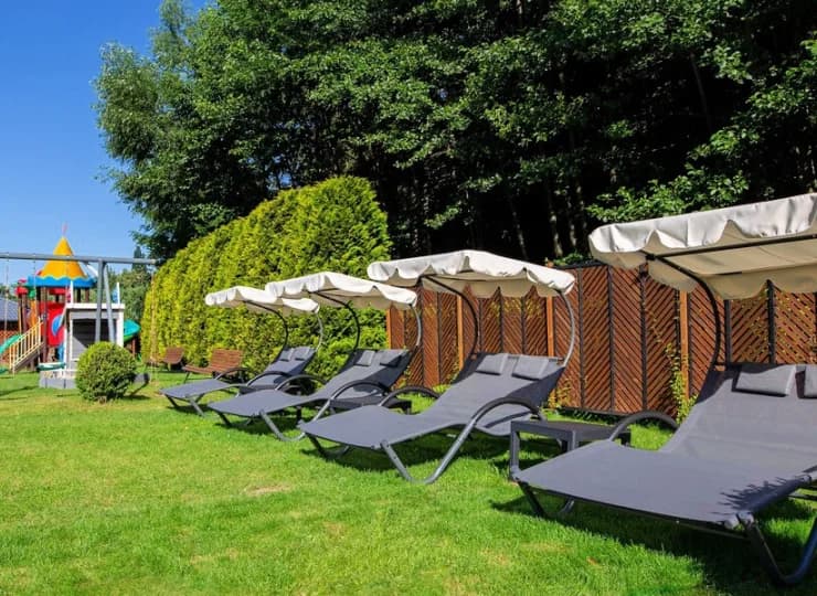 Do dyspozycji są komplety wypoczynkowe, leżaki plażowe i parasole