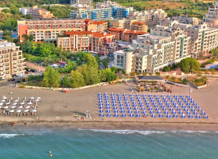 Hotel ma własną część plaży z leżakami i parasolami