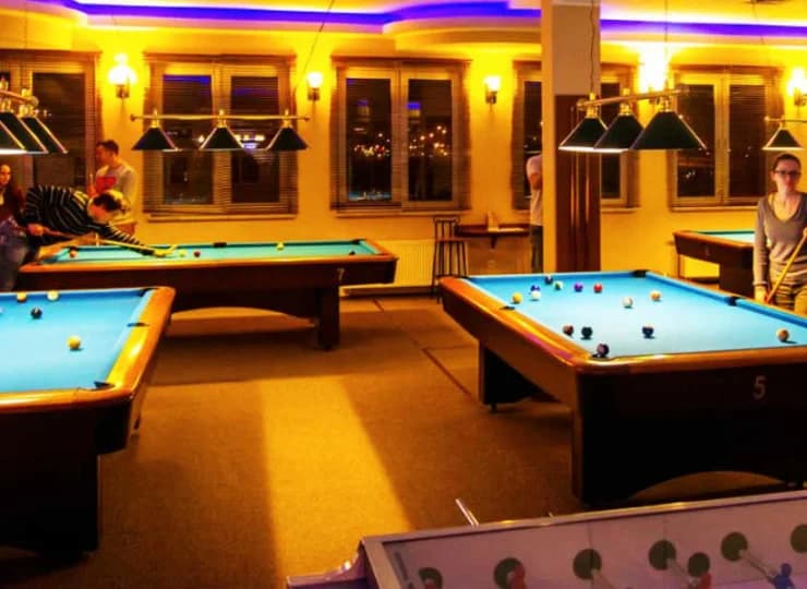 W Restauracji na Wodzie ustawiono kilka stołów bilardowych