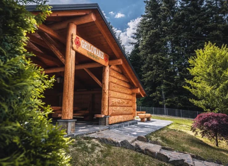Na terenie kompleksu mieści się wiata do grillowania