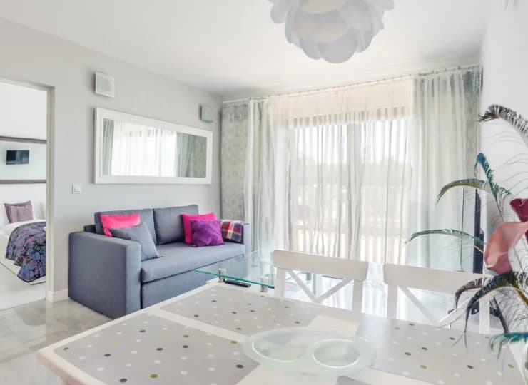 Apartament mieści pokój dzienny oraz odrębną sypialnię