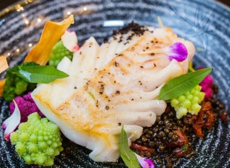 W menu restauracji znajdują się specjały kuchni polskiej i regionalnej