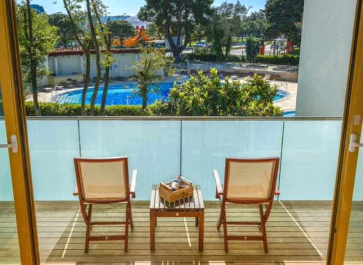 Każdy posiada balkon z widokiem na basen lub park