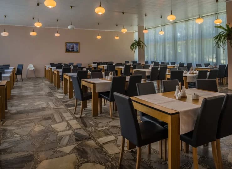W hotelu znajduje się restauracja, serwująca różnorodne dania
