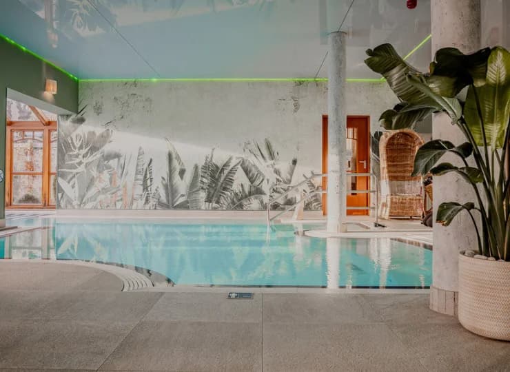 Hotel ma 2 baseny: wewnętrzny i zewnętrzny