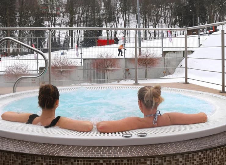 Hotel posiada zewnętrzne jacuzzi z widokiem na stok narciarski