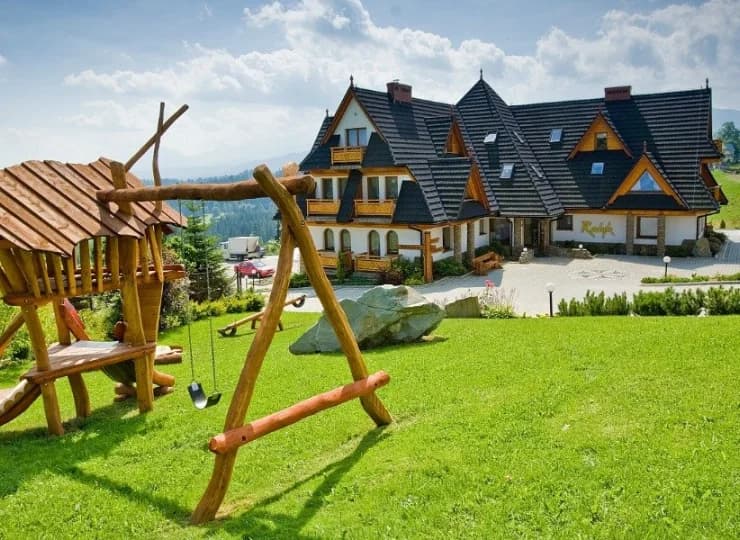 W ogrodzie znajduje się miejsce na ognisko i plac zabaw dla dzieci