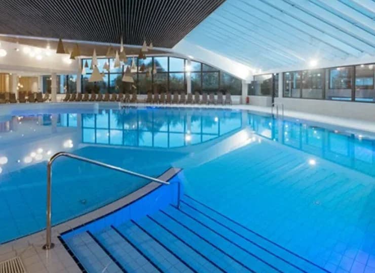 W hotelu jest część przeznaczona do wodnej zabawy oraz do relaksu