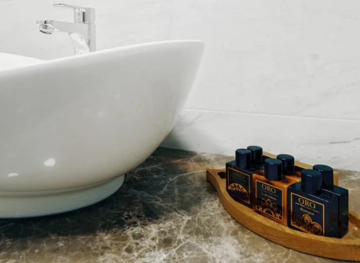 Ponadto znajduje się w niej suszarka do włosów oraz darmowy zestaw kosmetyków