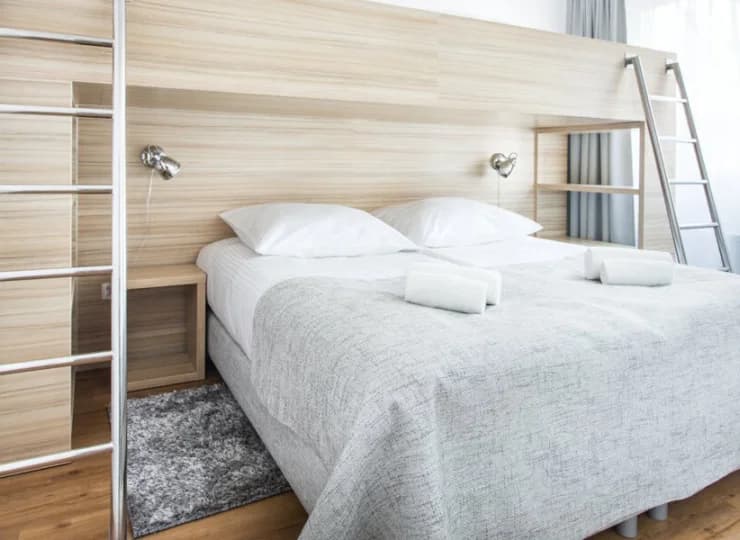 Jest tu podwójne łóżko, rozkładana sofa i pojedyncze łóżko piętrowe