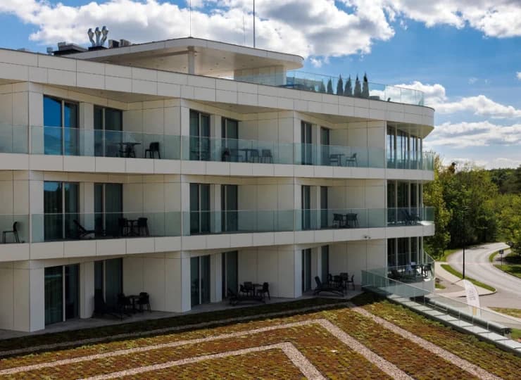 Aparthotel ma trzy kondygnacje apartamentów oraz taras na 4. piętrze