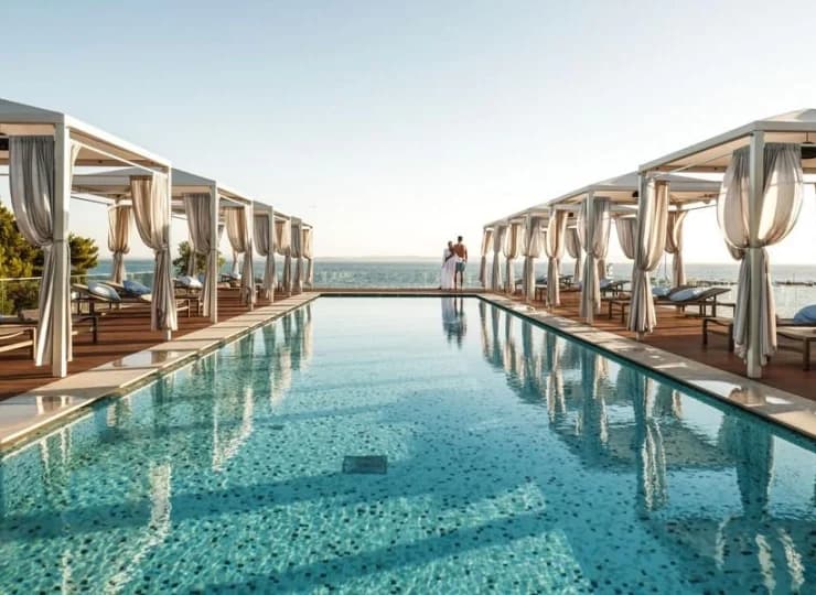 Zaton Holiday Resort ma wyjątkową restaurację z basenem