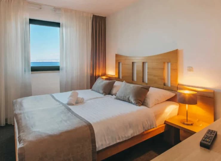 Wyposażone są w telewizję, wi-fi oraz minibar