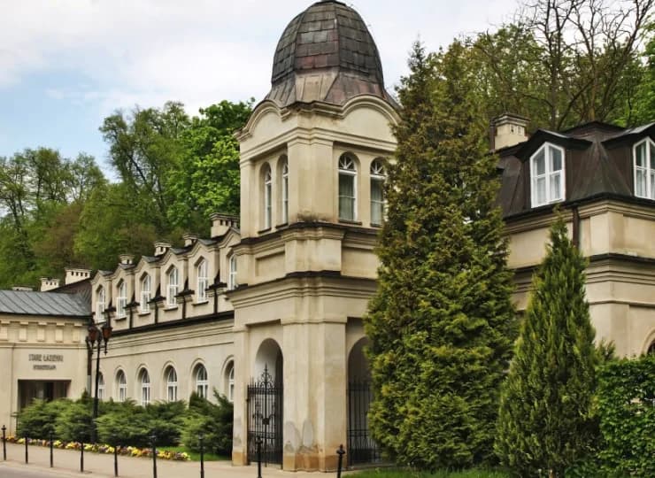 Klasycystyczny budynek idealnie wpisuje się w zielony krajobraz