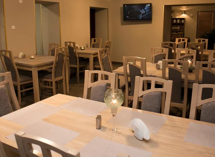 W hotelu znajduje się restauracja serwująca śniadania
