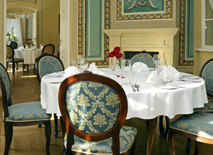 Dwór Kombornia posiada 2 restauracje oraz bar