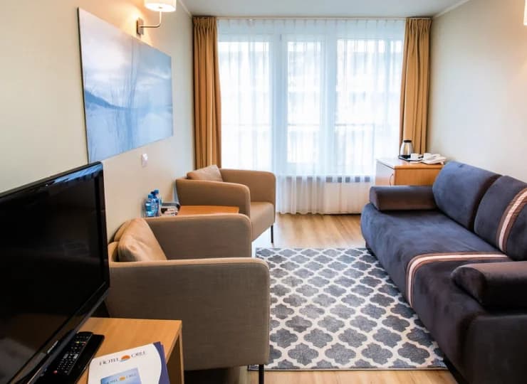 Pokoje DUO posiadają oddzielną sypialnię i salon z rozkładaną kanapą