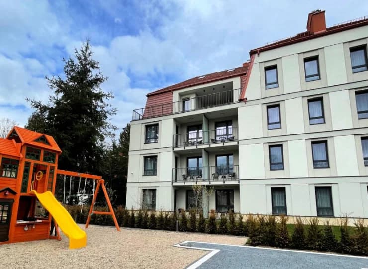 Kompleks apartamentów jest oddalony o ok. 100 m od budynku hotelu