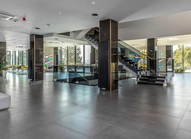 Hotel Ad Torres to przestronne przestrzenie otoczone zielenią