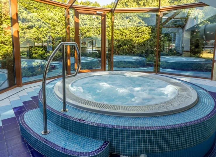 Jedno jacuzzi posiada piękny widok na niebo i ogród