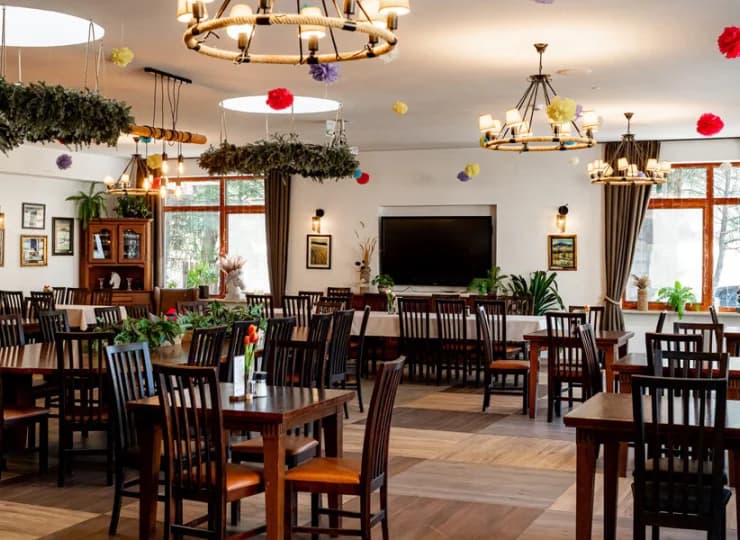 Mieści się tu restauracja serwująca polską kuchnię z łemkowskimi akcentami