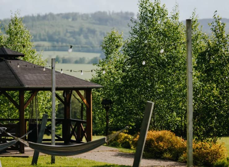 Resort jest otoczony przyjemnym ogrodem z widokiem na góry