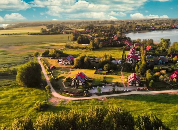Przyjemna architektura nawiązuje do budowniczych tradycji na Mazurach