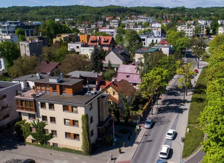 Okolica jest zielona i spokojna