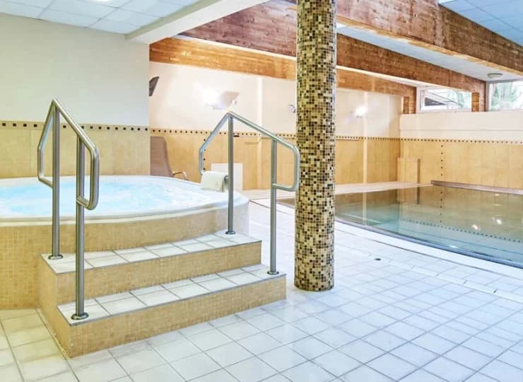 Wanna jacuzzi sąsiaduje z krytym basenem rekreacyjnym