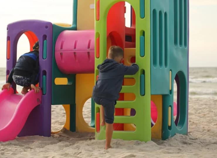Jest także placyk zabaw na plaży