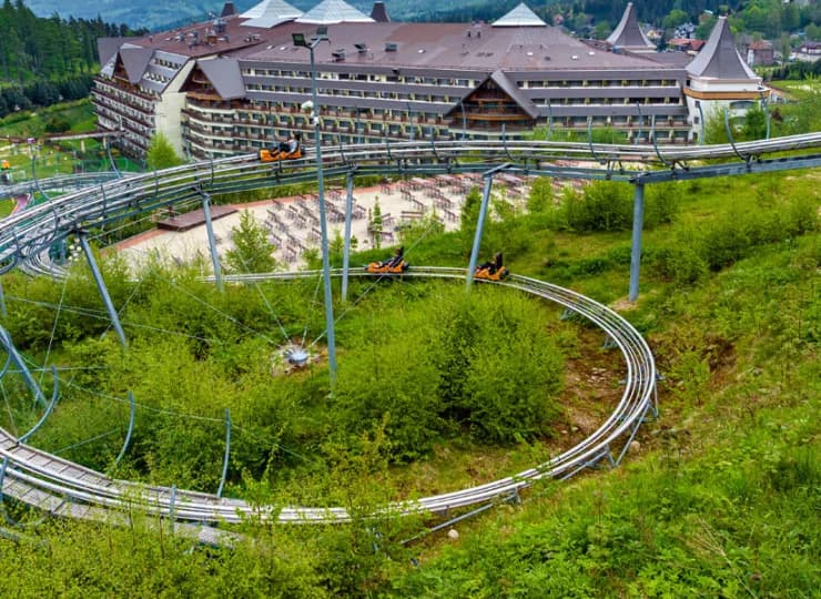 Całoroczny tor saneczkowy zaprasza na przejażdżki z widokiem na góry