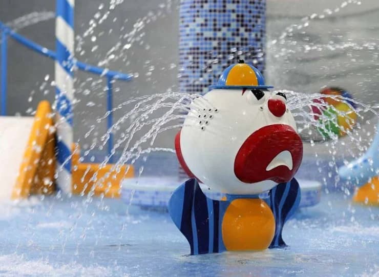 Na basenie dla dzieci jest brodzik z atrakcjami i dwiema zjeżdżalniami