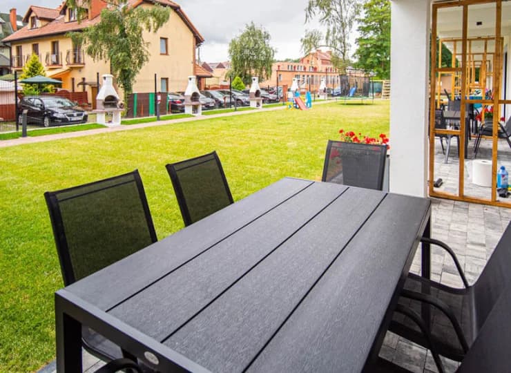 Kolejny stół mieści się na tarasie