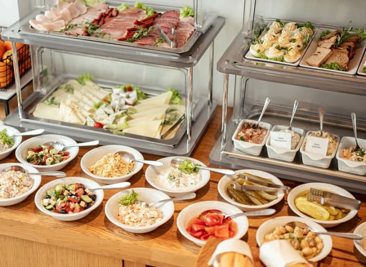 W śniadaniowym bufecie znajdują się różnorodne składniki i świeże pieczywo