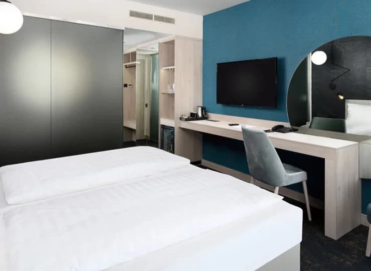 Każdy pokój jest klimatyzowany, wyposażony w minibar, czajnik, smart TV, wifi