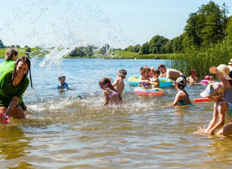 Dzięki bliskości plaży i łagodnemu zejściu do wody dzieci mogą się super bawić