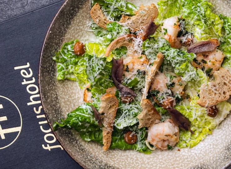 Poza godzinami posiłków bufetowych działa tutaj restauracja a la carte