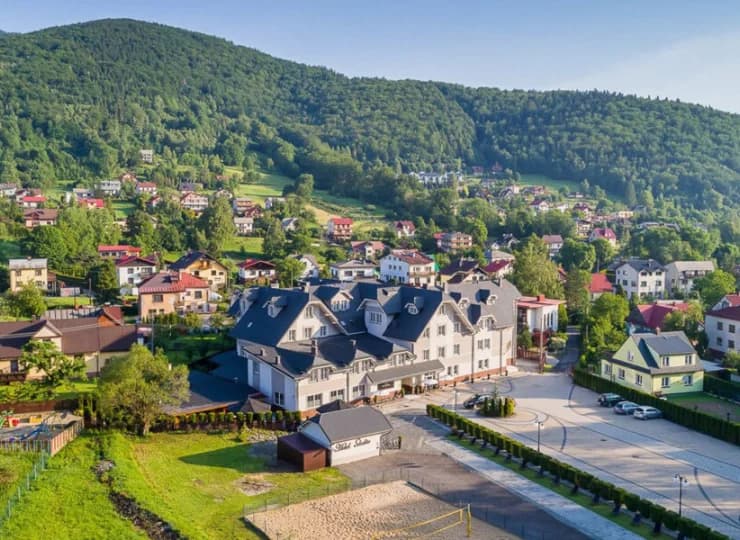 Hotel Skalite jest malowniczo położony przy deptaku w Szczyrku