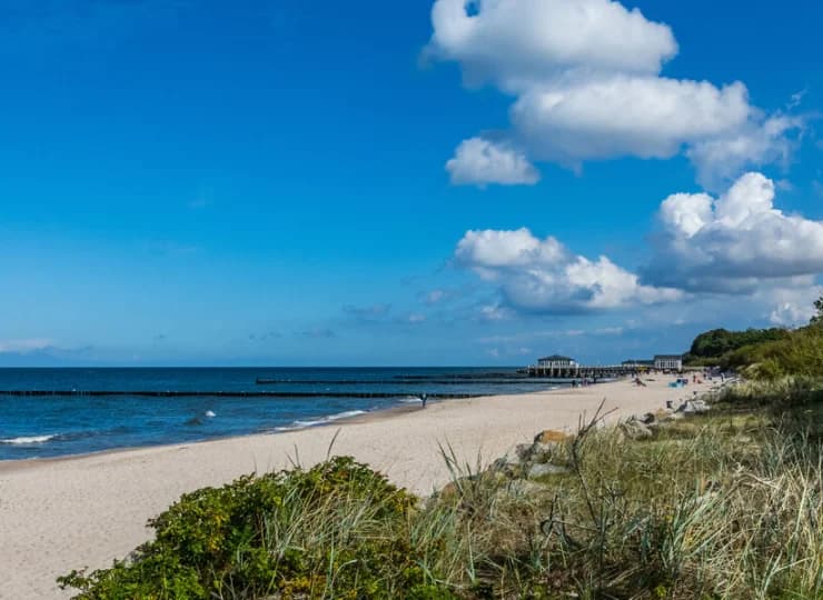 Plaża w Ustroniu Morskim słynie z pięknego piasku i bujnej roślinności