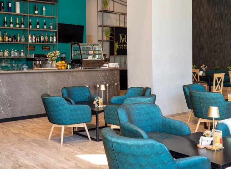 Kulinarną ofertę uzupełnia dobrze zaopatrzony bar